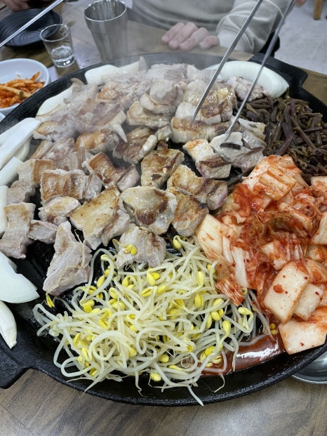 솥뚜껑위에춤추는삼겹살 이미지