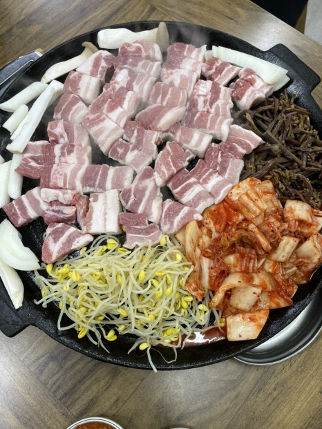솥뚜껑위에춤추는삼겹살 이미지