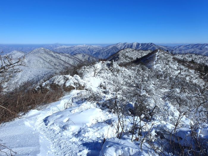 정상에서 바라본 오대산 방향 이미지