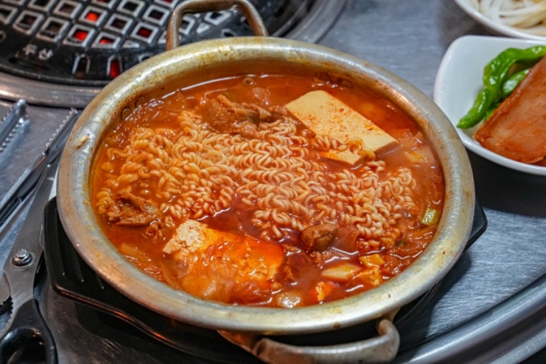 돼지듬뿍진짜김치찌개 이미지