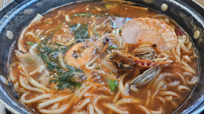 얼큰칼국수 이미지
