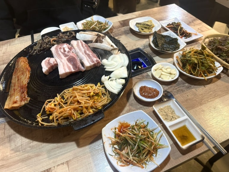 황금돼지솥뚜껑삼겹살 이미지