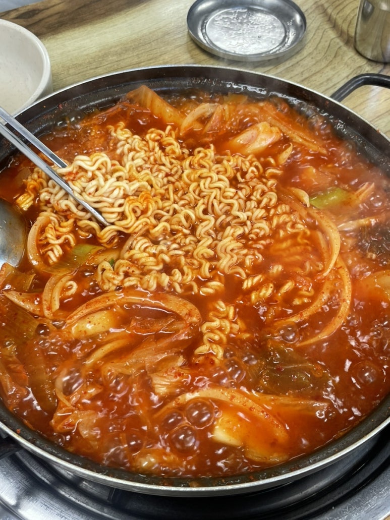 현진 김치찌개 이미지