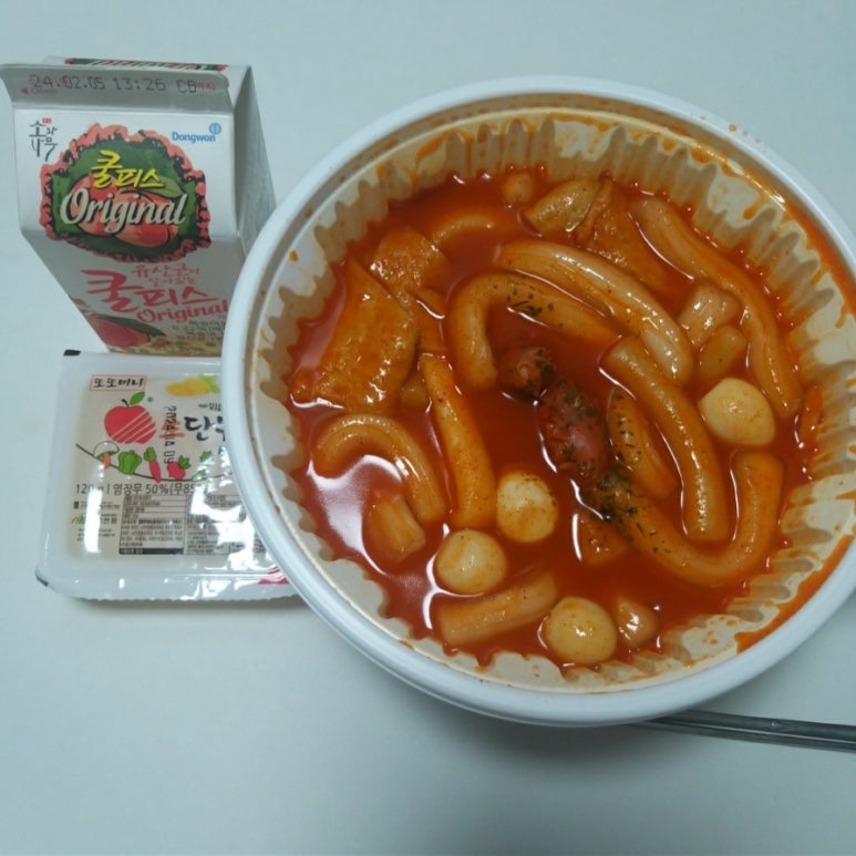 떡볶이 퍼주는 판다 이미지