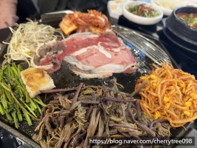 뚝배기솥뚜껑삼겹살 이미지