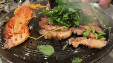 행복한 솥뚜껑 김치삼겹살 이미지