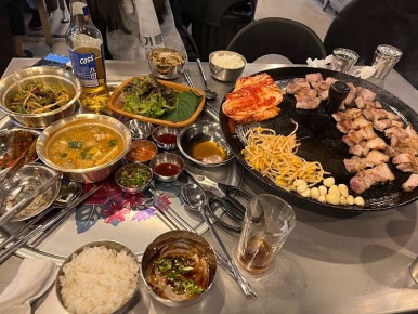 행복한 솥뚜껑 김치삼겹살 이미지