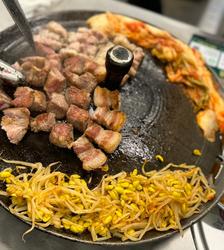 탄현 솥뚜껑 삼겹살 이미지