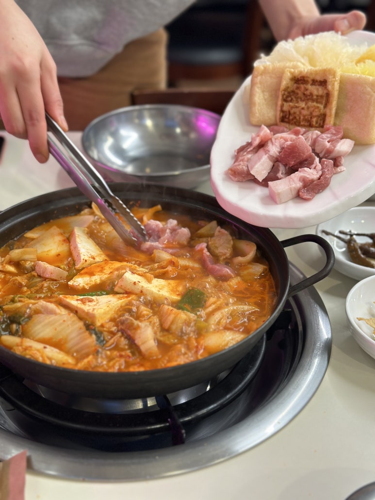 푸짐한김치찌개 이미지