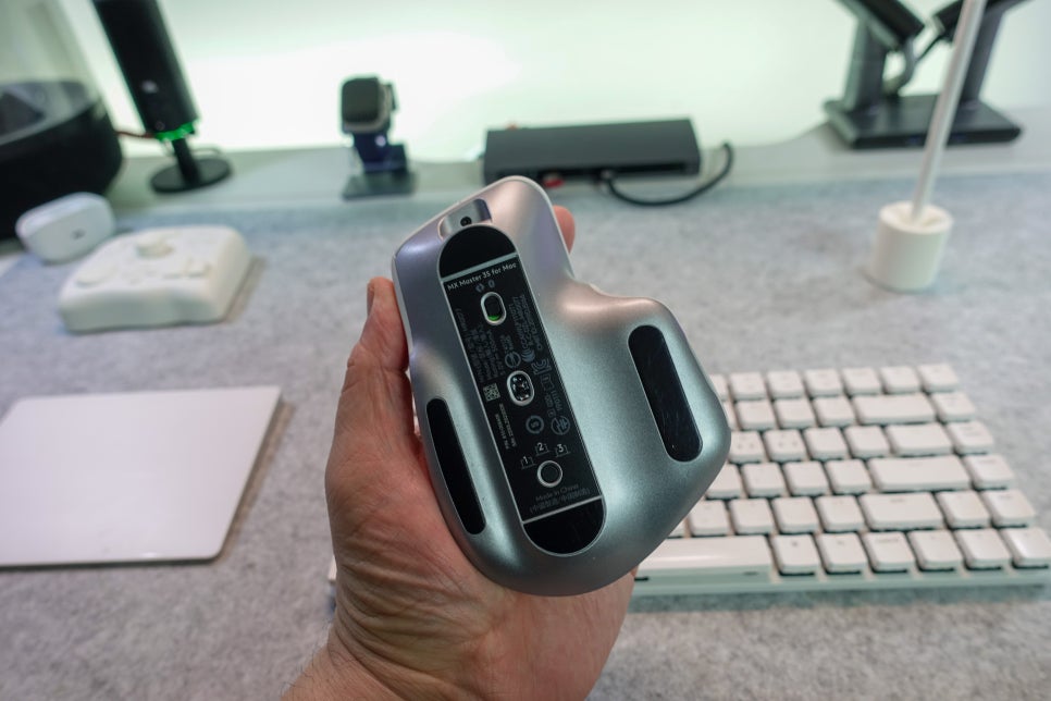 로지텍  'MX MASTER 3S for MAC 페일그레이' 무선 블루투스 마우스 맥북프로 16인치와 아이패드 프로 12.9인치에 사용해 보니 .. 이미지 18