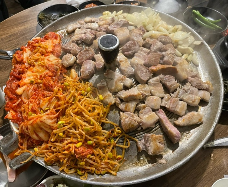 함고집솥뚜껑김치삼겹살 이미지