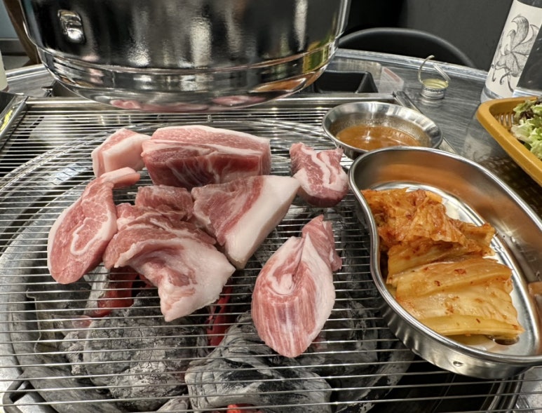 육쥽돼지 이미지