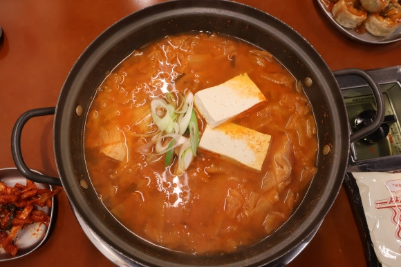 푸짐한김치찌개 이미지