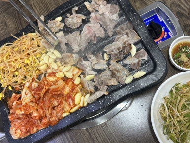 황금돼지삼겹뒷고기 이미지