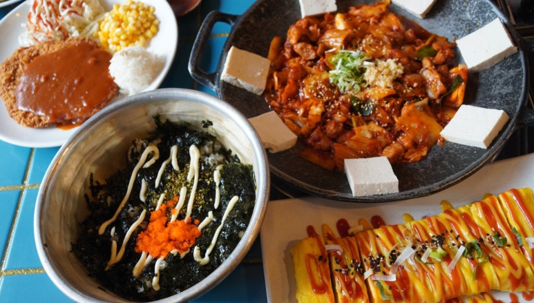 엄마의 김치찌개 밥상 이미지