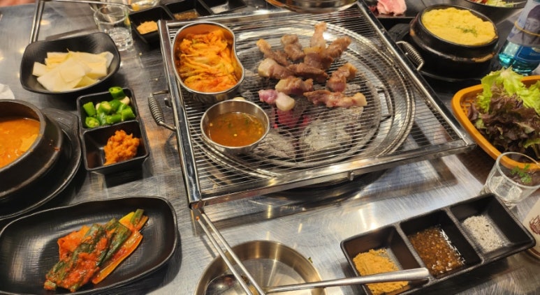 육쥽돼지 이미지