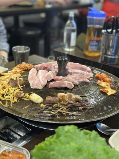 황금돼지솥뚜껑삼겹살 이미지