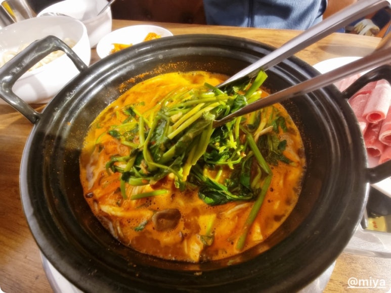 얼큰샤브샤브칼국수 이미지