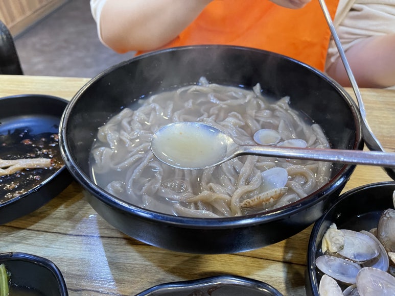 바지락손칼국수 이미지