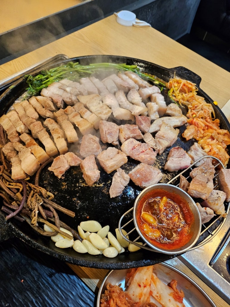 온유월 솥뚜껑삼겹살 본점 이미지