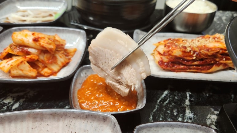 감탄돼지 이미지