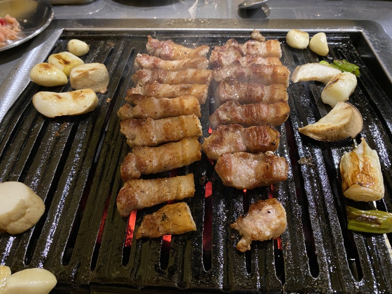 윤꿀꿀 이미지