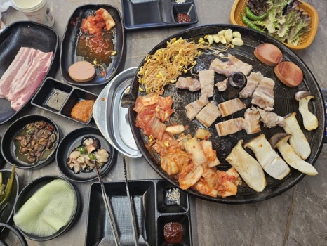 윤가네솥돼지 이미지