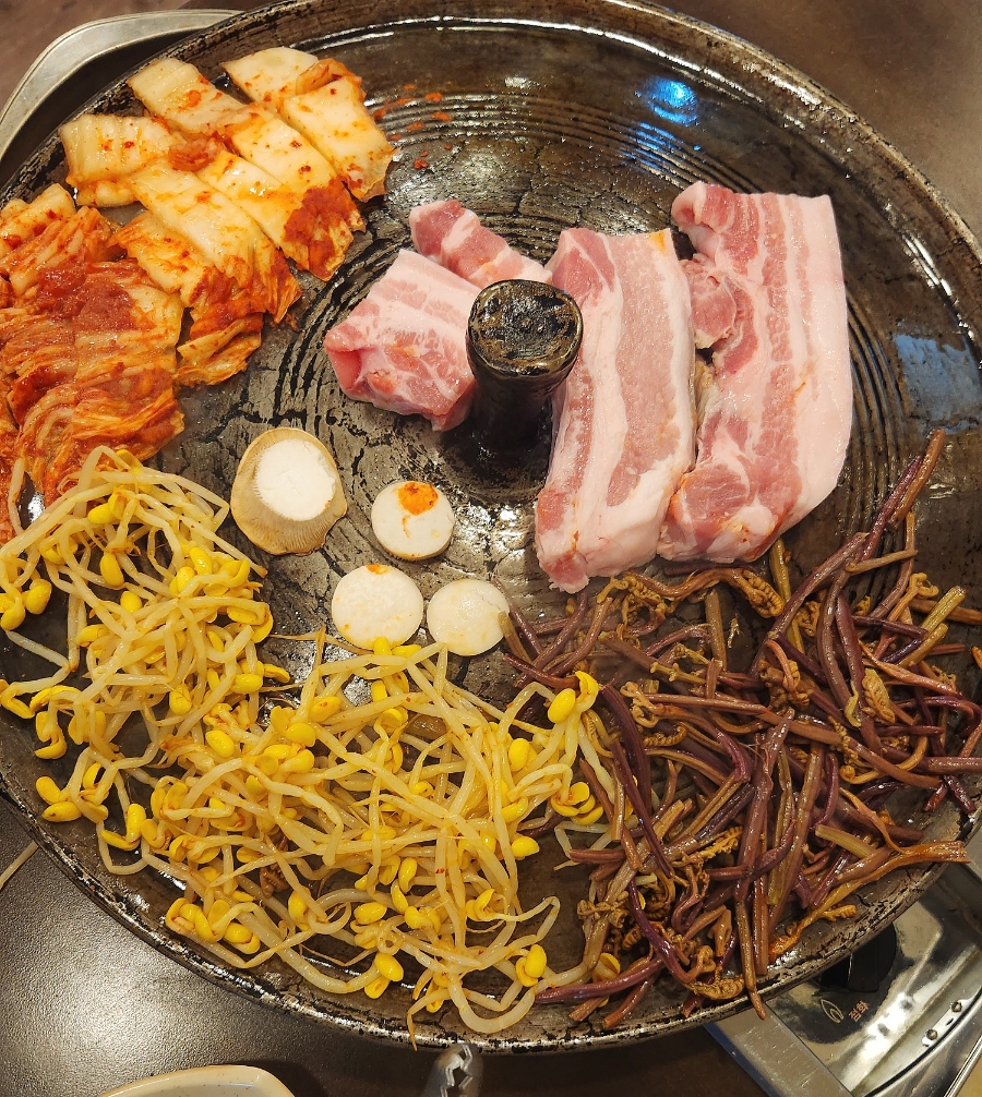 황금돼지솥뚜껑삼겹살 이미지