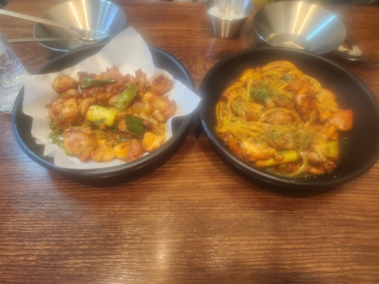 배무치숯불두마리치킨 이미지