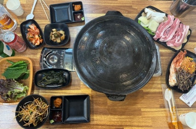 정돈솥뚜껑삼겹살 이미지