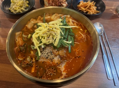 꺼멍때지국수 이미지