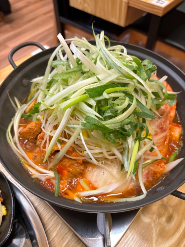 돼지고기듬뿍넣은김치찌개 이미지