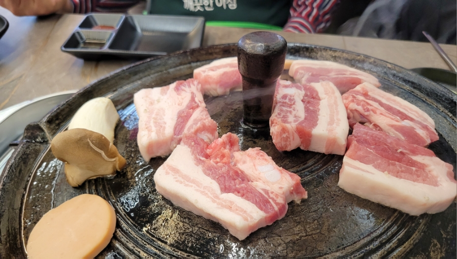 윤가네솥돼지 이미지