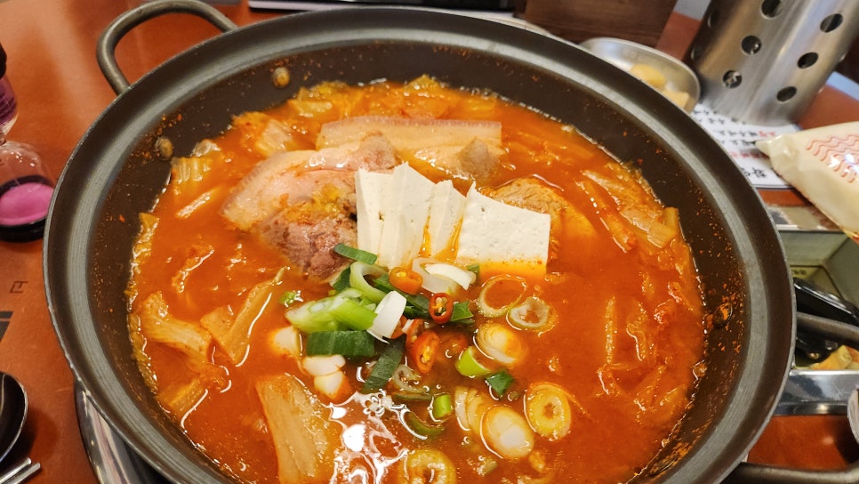 돼지듬뿍진짜김치찌개 이미지