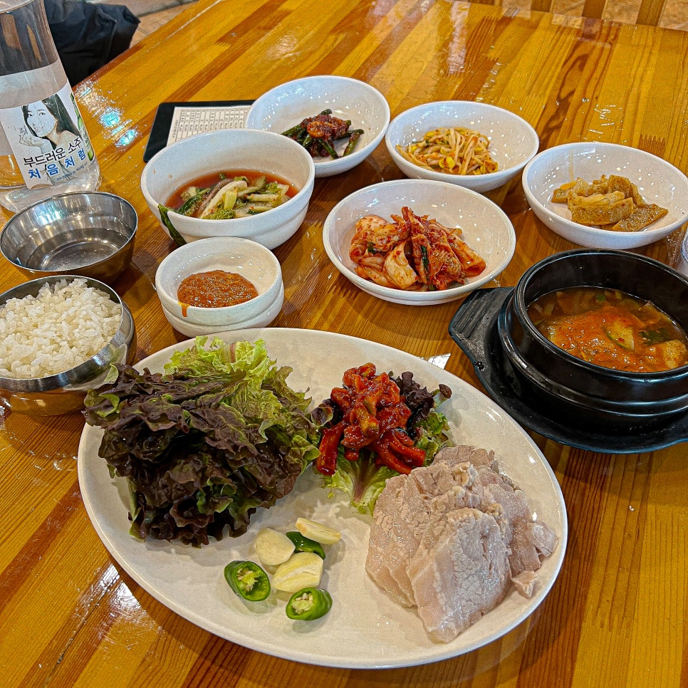 보쌈정식과칼국수 이미지