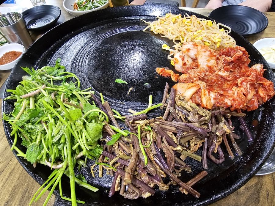 솥뚜껑위에춤추는삼겹살 이미지
