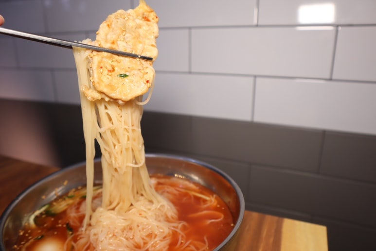 황금밀면 이미지