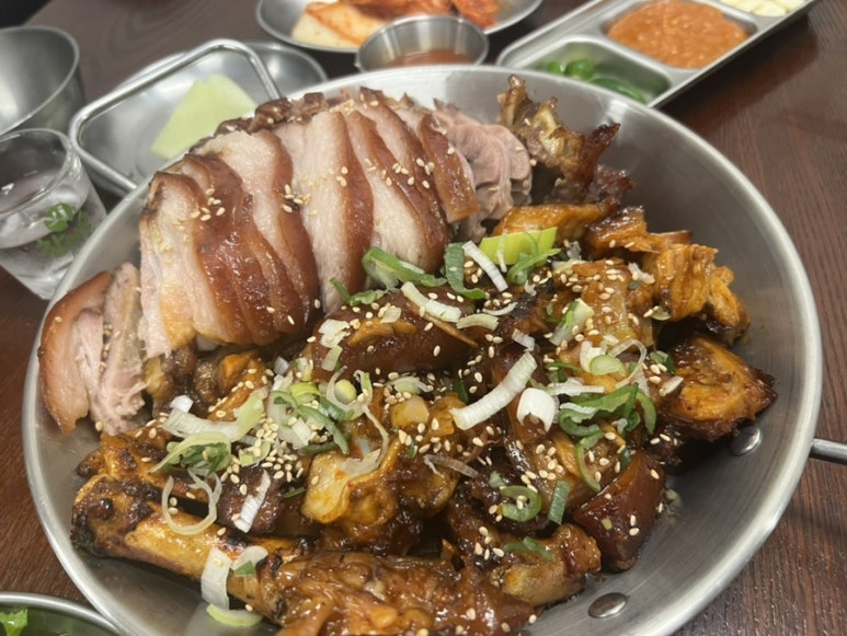 욱이족발 이미지