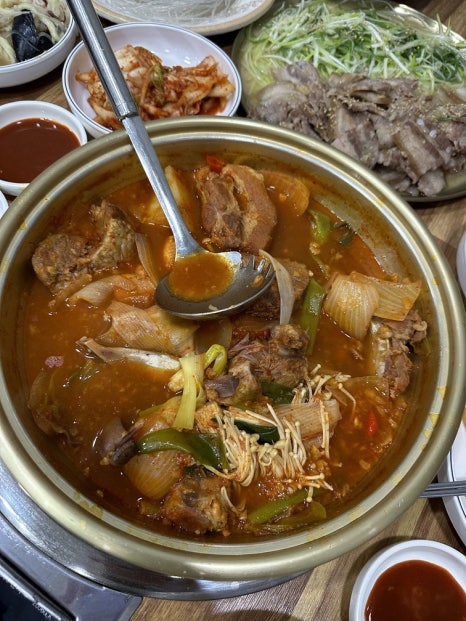 항아리얼큰이칼국수 이미지