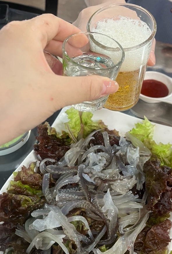 스시 먹는 오징어 이미지