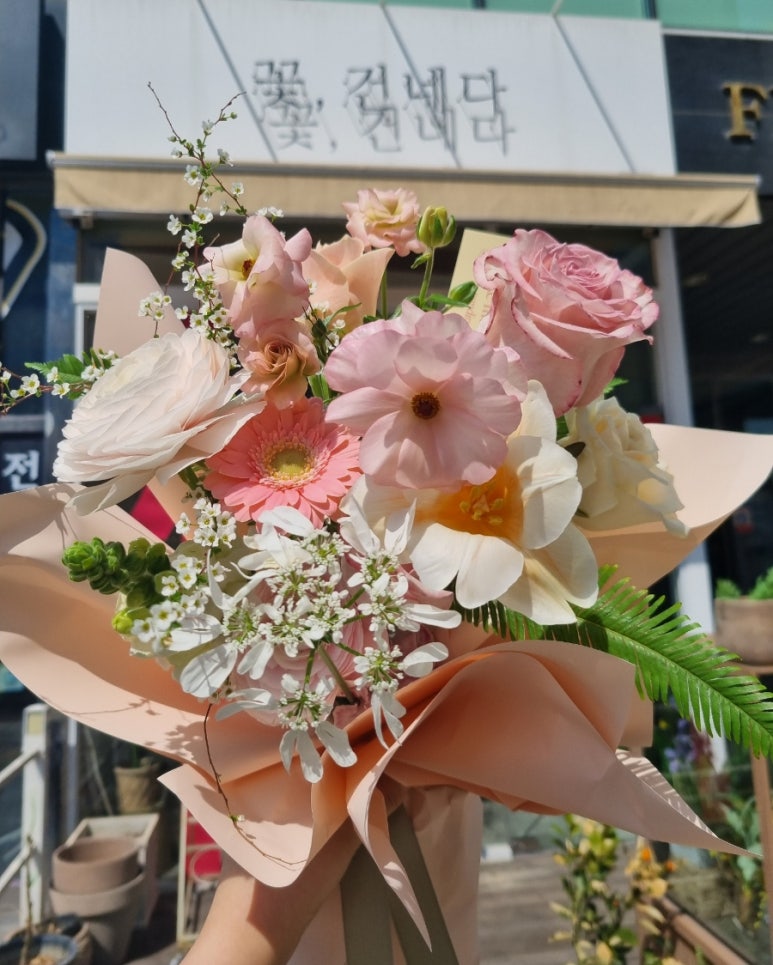 꽃;건네다 이미지
