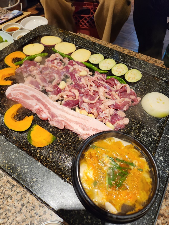 자주오리돌판구이 이미지
