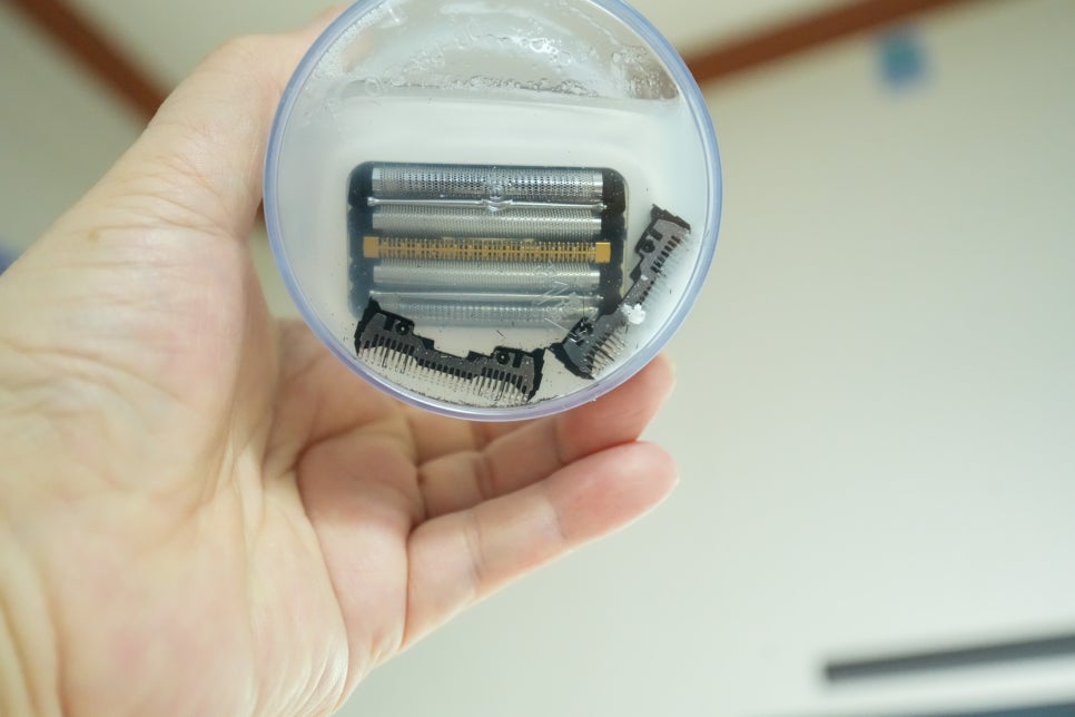 만듬 면도기 클리너 사용 후기 "클리닝 시스템이 없는 파나소닉 면도기 관리의 해결책 ” 이미지 15