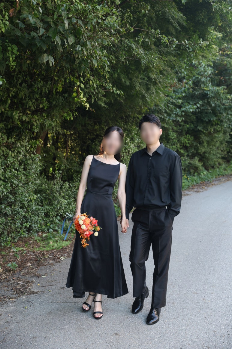 수풀 길을 캐주얼 블랙 의상으로 걷는 컷