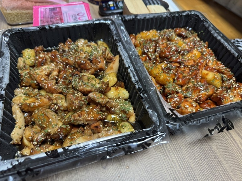 더꾸닭꾸숯불두마리치킨 이미지
