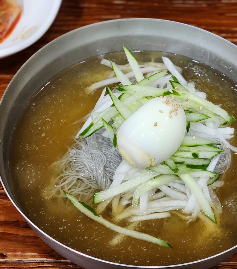 산능이네능이버섯백숙 이미지