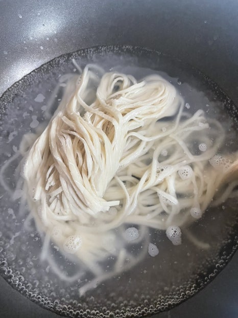 바구니칼국수 이미지