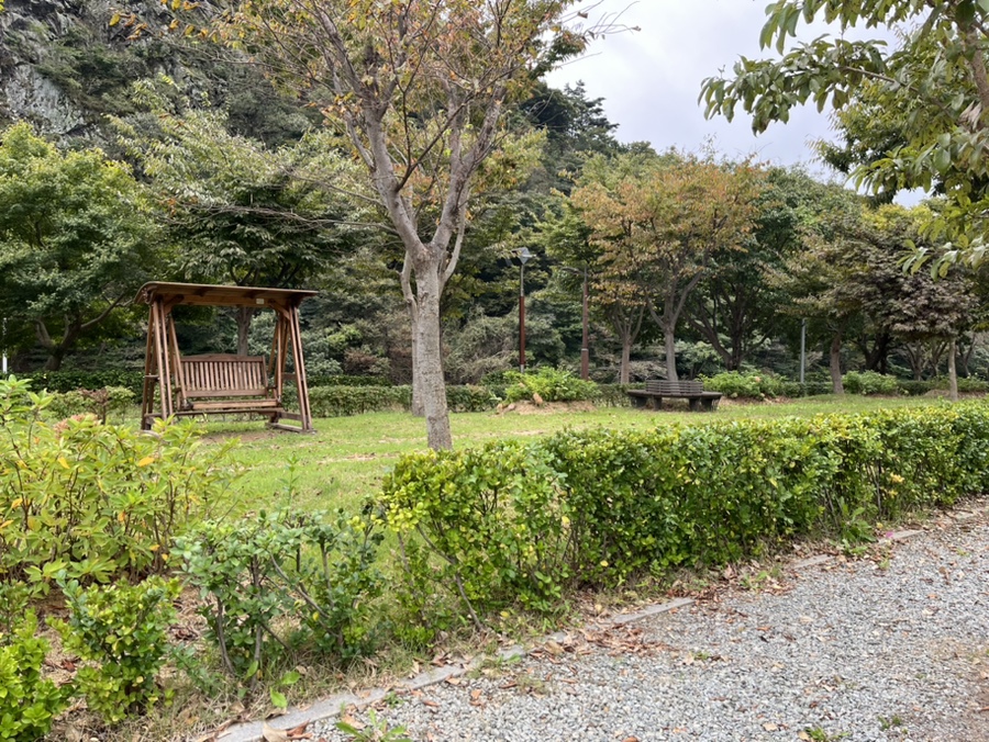 수리바위 캠핑정원 이미지