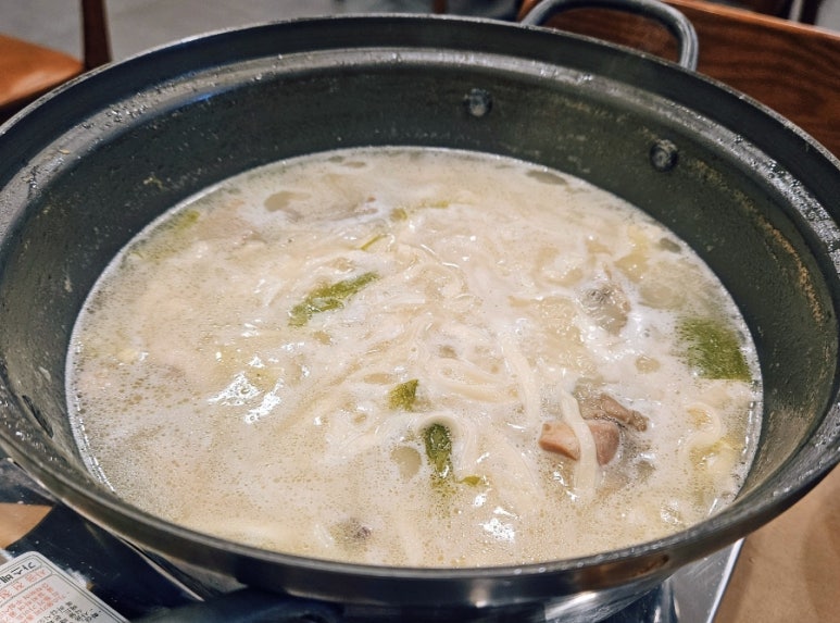 꼬꼬닭칼국수 이미지
