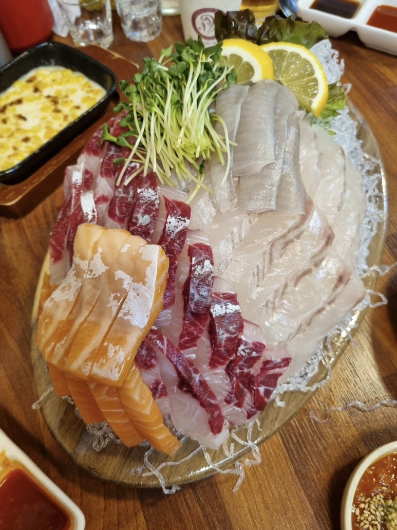 회뜨는돼지 이미지